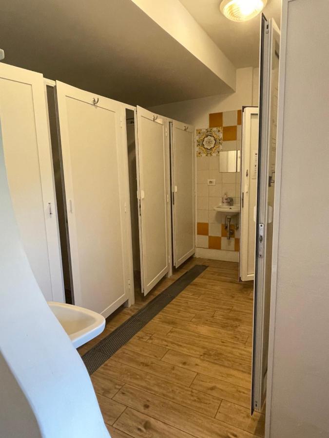 Lit Simple dans Dortoir pour Femmes